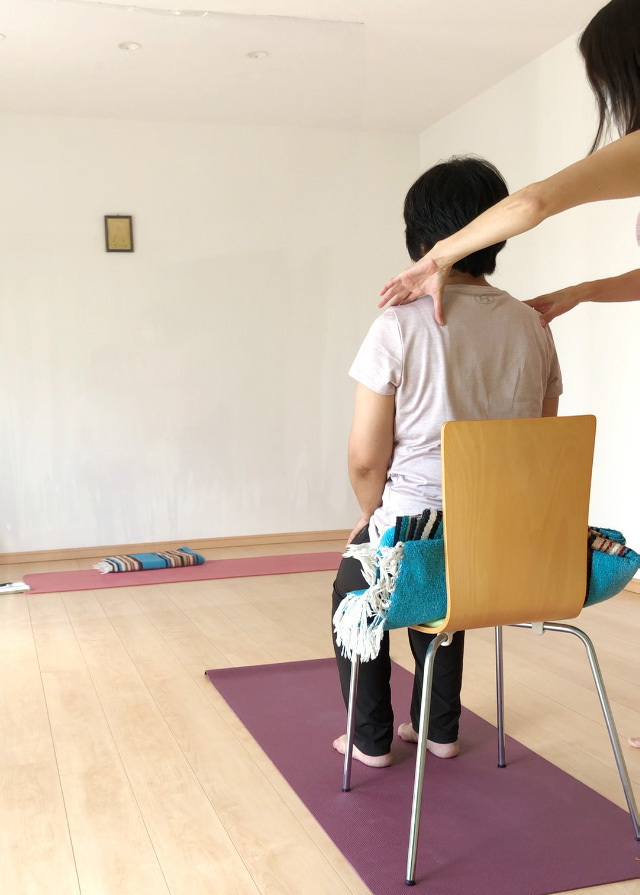 富士市ヨガスタジオ・ヨガパーソナルトレーニングのオリヴィンがおすすめする正しい呼吸のイメージ例③「椅子に座って呼吸」