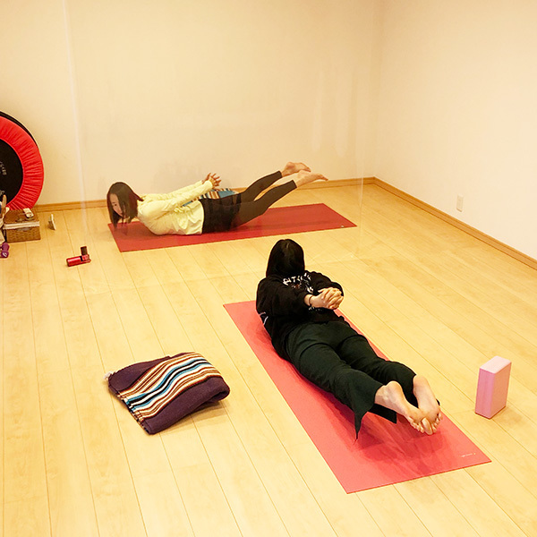 富士市ヨガ・パーソナルトレーニングのオリヴィンのパーソナルトレーニングによる思春期のお客様のレッスン風景のシャラバーアサナ