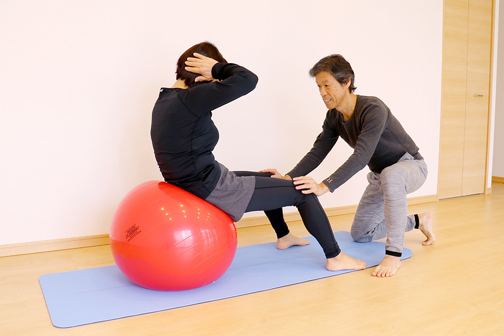 富士市ヨガ・パーソナルトレーニングのオリヴィンのパーソナルトレーニングによるセルフウェイトトレーニングのレッスン2バランスボール使用・腹筋運動